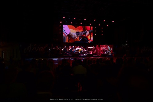 20250710 - Estivaljazz 2025, Night 1 / Al Di Meola with Orchestra della Svizzera italiana; Al Di Meola, guitar; Peo Alfonsi, guitar; Sergio Martinez, perc.; Fabrizio Festa, conductor - P.za della Riforma, Lugano, Switzerland