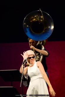 20260626 - LAC en plein air, Camilla Barbarito & Grand Tabazù, O' mia bella Madonnina / Camilla Barbarito, voce. Grand Tabazù: Stéphane Cézard, banjo; Damien Sabatier, sax alto; Aloïs Benoït, trombone; Sébastien Finck, Olivier Peysson, percussioni; Baptiste Sarat, tromba; Adrien Spirli, soubassophone; Lucas Spirli, fisarmonica; Adrien Virat, tecnico del suono - LAC, Lugano, Switzerland